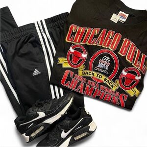 RARE NWT 1992 Back to Back World Champions Chicago Bulls Black NutmegGraphic Tee